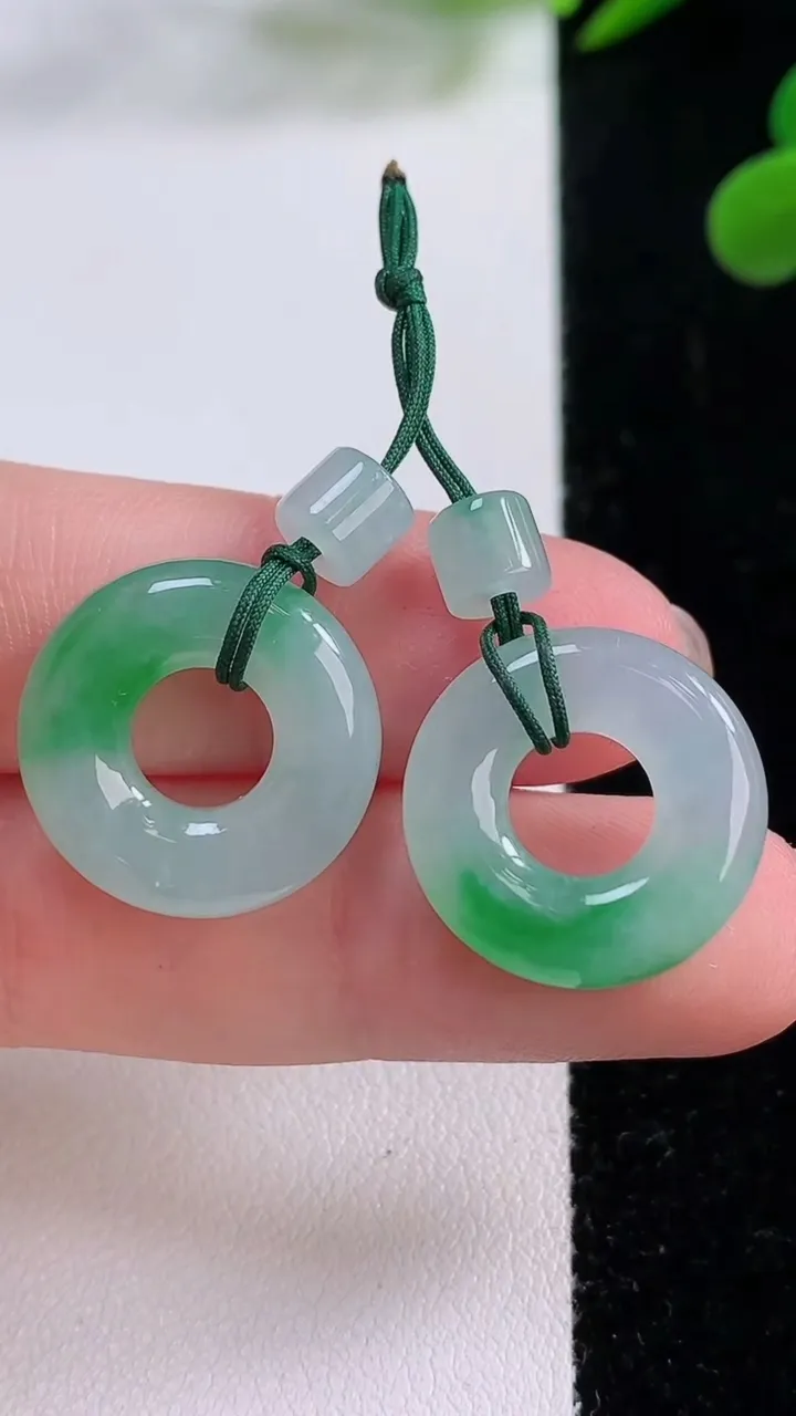 天然A货翡翠平安环吊坠一对，尺寸17.8-4.6，重量:6.47g
11月25日