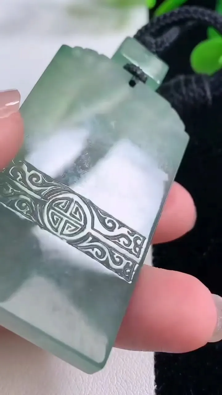 天然A货翡翠种飘花仿古无事牌吊坠，尺寸58.4-32.5-5.5，重量:39.40g
11月25日