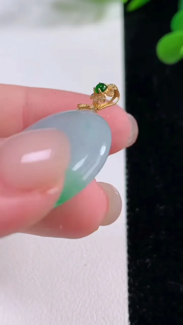 天然A货翡翠平安扣吊坠，尺寸26-5.7，重量:9.12g
11月25日
