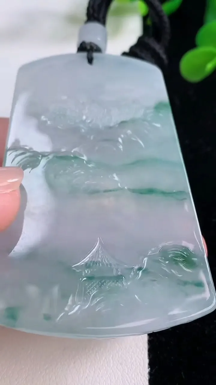 天然A货翡翠种飘花山水牌吊坠，尺寸64-41.4-5.4，重量:40.36g
11月25日