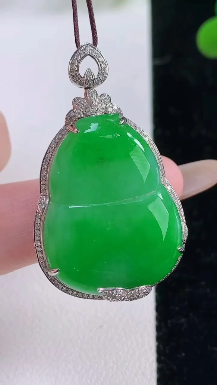 天然A货翡翠葫芦吊坠，尺寸39.3-23.7-10，裸石27.5-21重量:11.34g
11月25