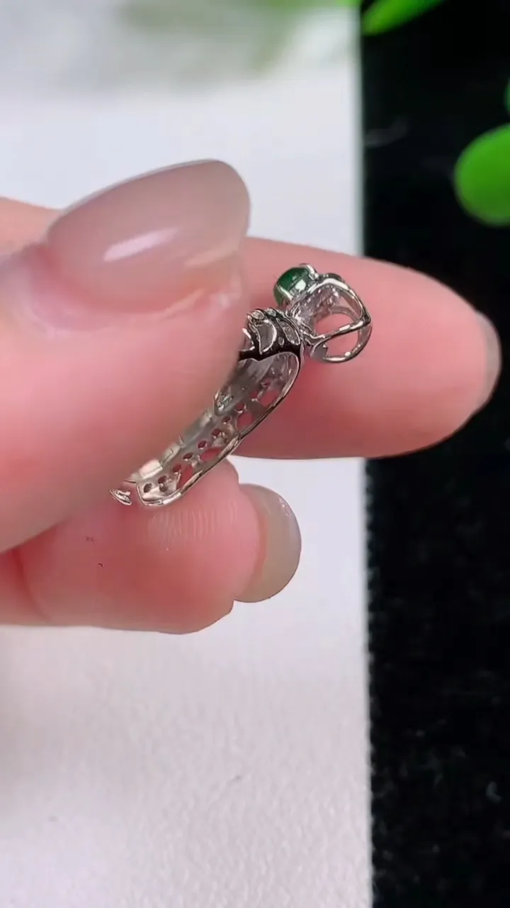 天然A货翡翠佛公吊坠，尺寸22.2-18.2-6.5，裸石15.6-11.3重:2.88g
11月25日