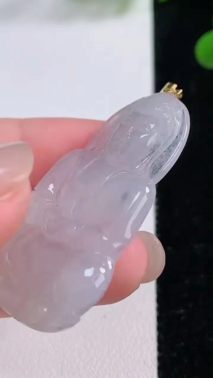 天然A货翡翠种白冰观音菩萨吊坠，尺寸42.6-27.8-3.2，重量:7.19g
11月25日
