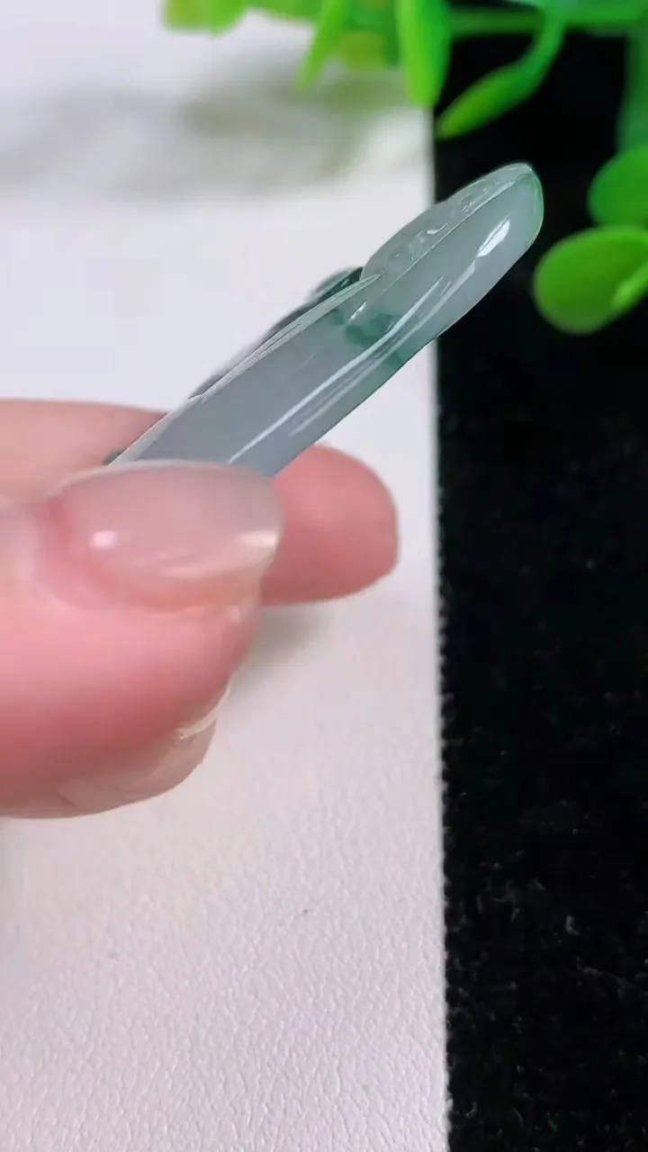 天然A货翡翠种飘花观音菩萨吊坠，尺寸72-37.5-5.8，重:36.98g
11月25日