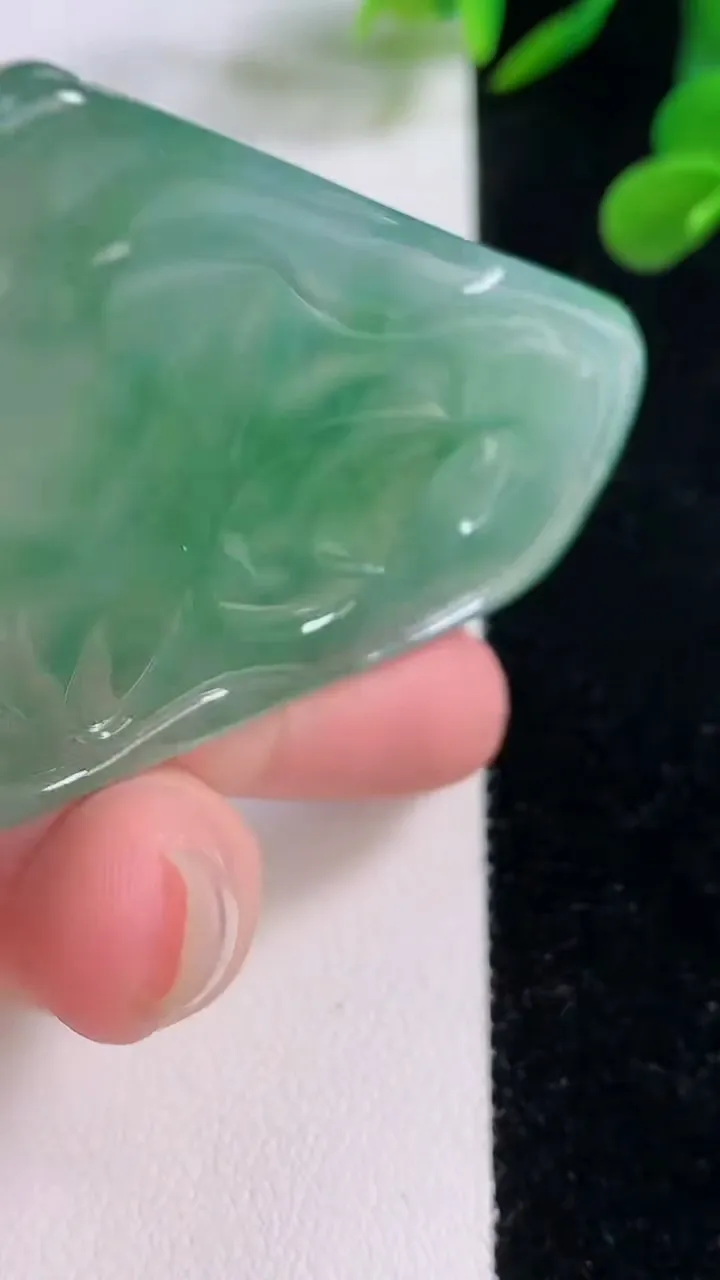 天然A货翡翠大日如来吊坠，尺寸65.8-43.7-5.8，重量:33.36g
11月25日