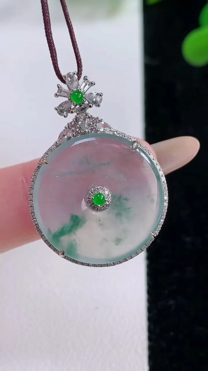 天然A货翡翠种飘花平安扣吊坠，尺寸31.3-22.3-7.2，裸石20重量:4.78g
11月25日