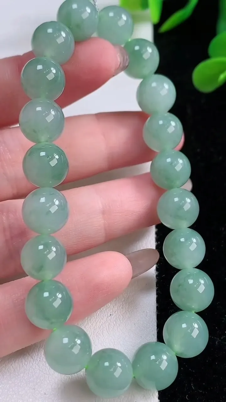 天然A货翡翠圆珠手串，尺寸9.1-20颗，重量:31.50g11月25日
工厂直销收藏佳品,种好水足，色泽均匀，有种有色，上手高大气！