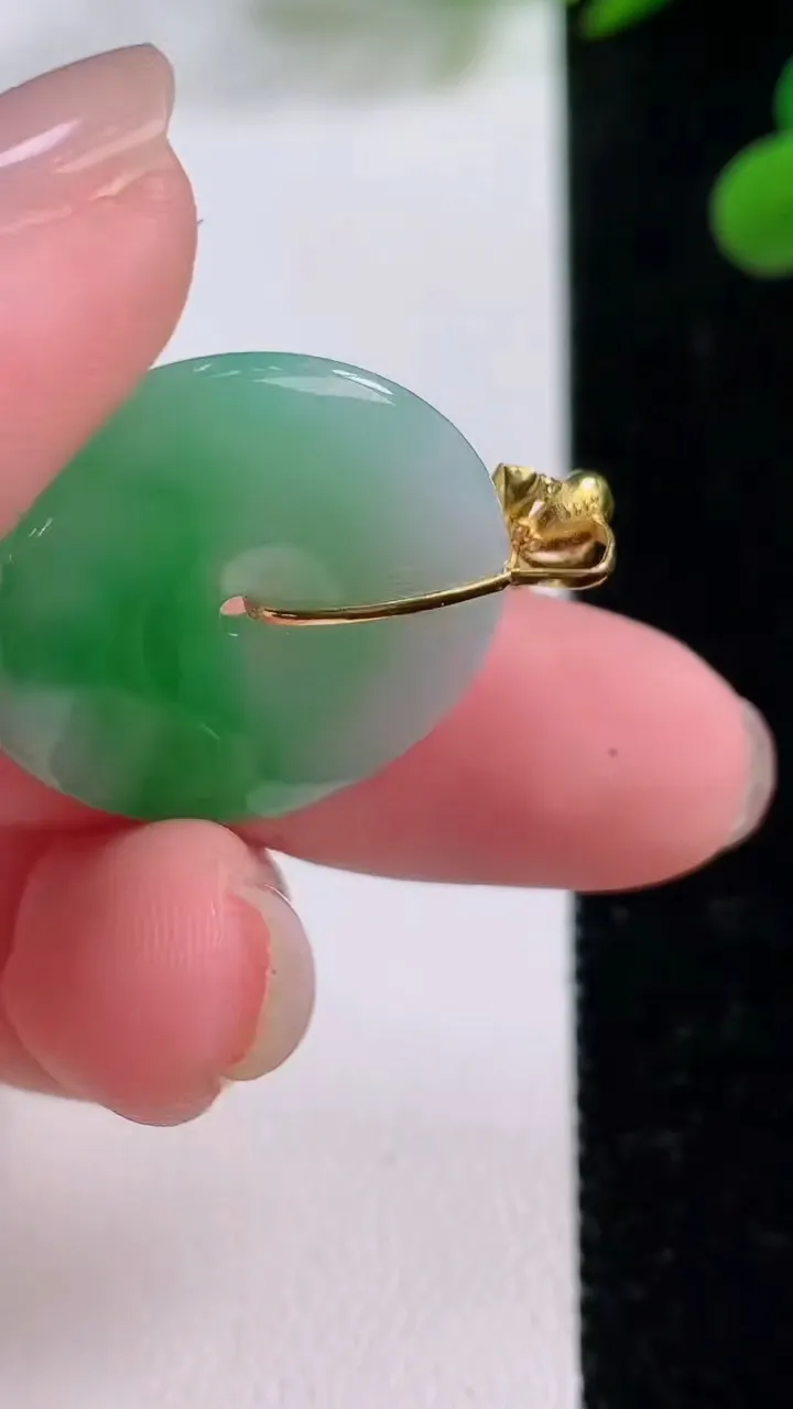 天然A货翡翠平安扣吊坠，尺寸23.7-3.7，重量:4.90g
11月25日