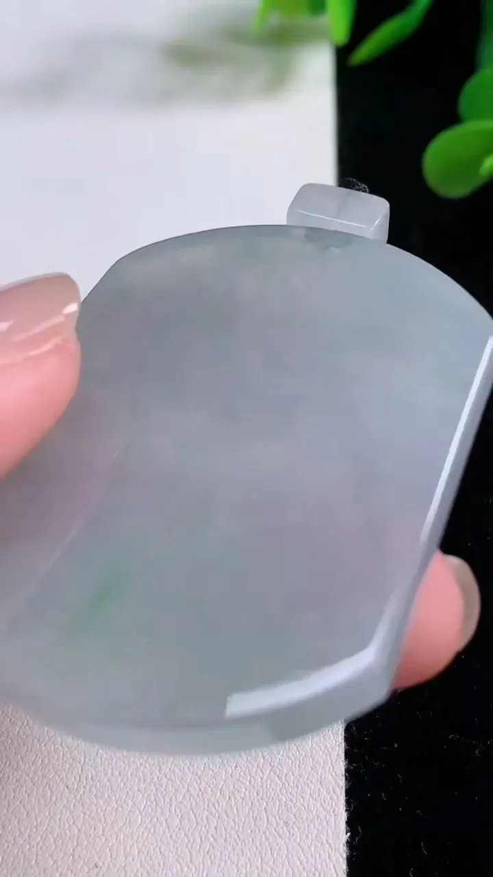 天然A货翡翠无事牌吊坠，尺寸50.8-41-5.1，重量:32.08g
11月25日