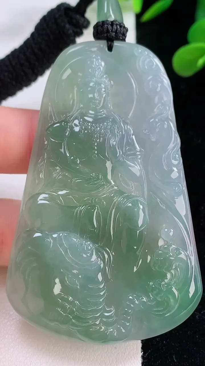 天然A货翡翠普贤菩萨吊坠，尺寸68.4-42.8-5.3，重量:36.32g
11月25日