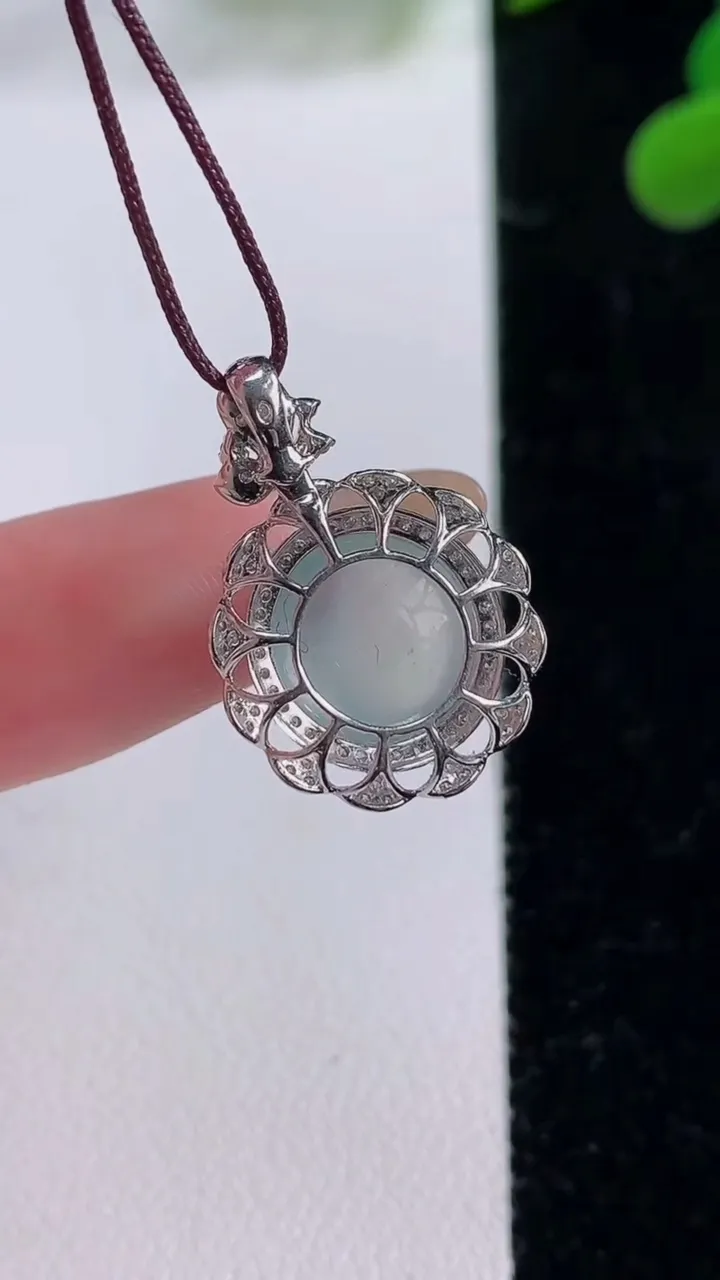 天然A货翡翠种白冰蛋面吊坠，尺寸22.2-15.4-8.2，裸石10.4-9.7重量:2.32g
11月25日