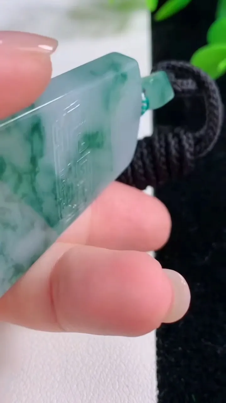 天然A货翡翠种飘花仿古无事牌吊坠，尺寸53.3-34.8-5.7，重量:33.20g
11月25日