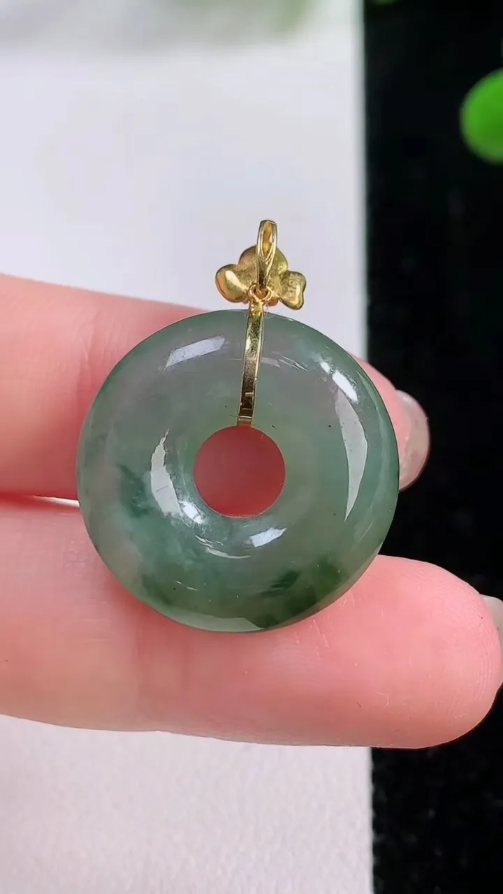 天然A货翡翠种飘花平安环吊坠，尺寸21.5-5.1，重量:4.67g
11月25日