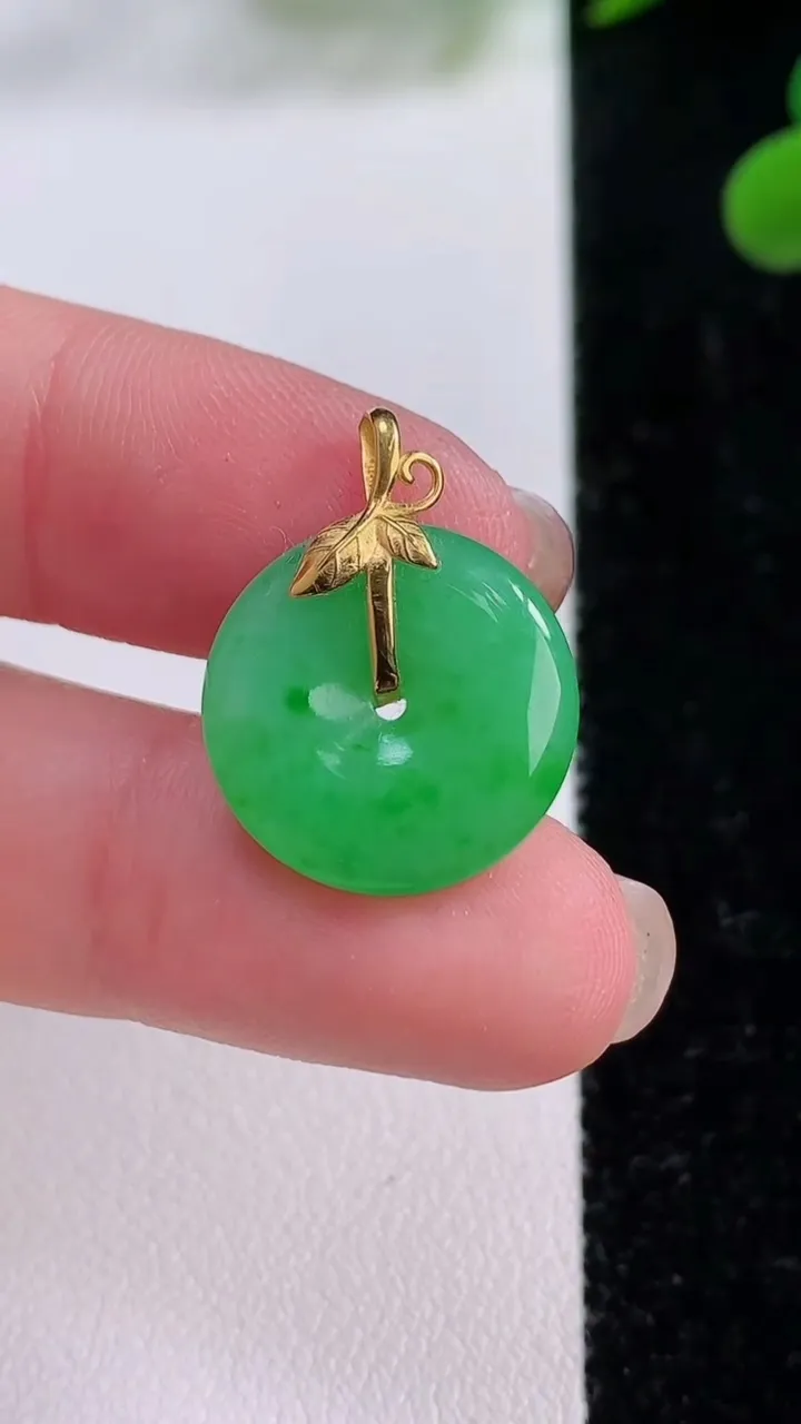 天然A货翡翠平安扣吊坠，尺寸16.6-3.6，重量:2.23g
11月25日