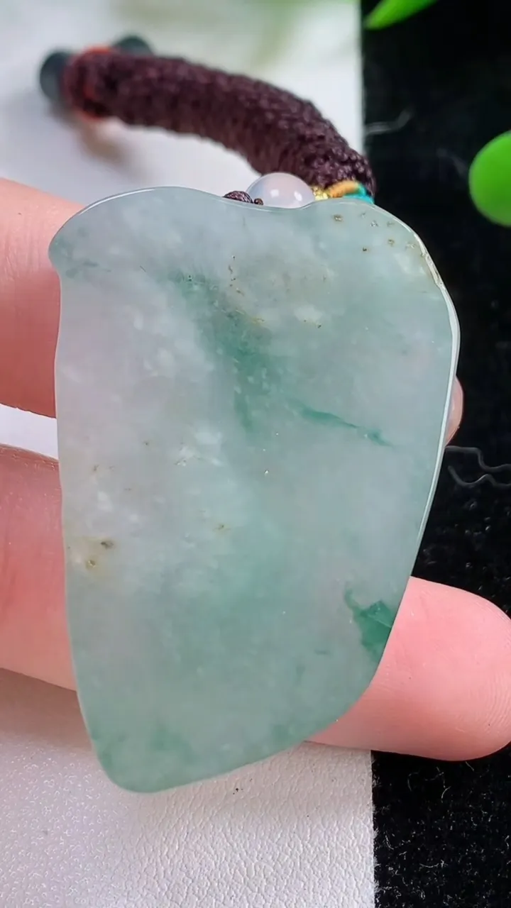 天然A货翡翠冰种飘花原石吊坠，尺寸42-29-7.6，重:23.96g
11月25日