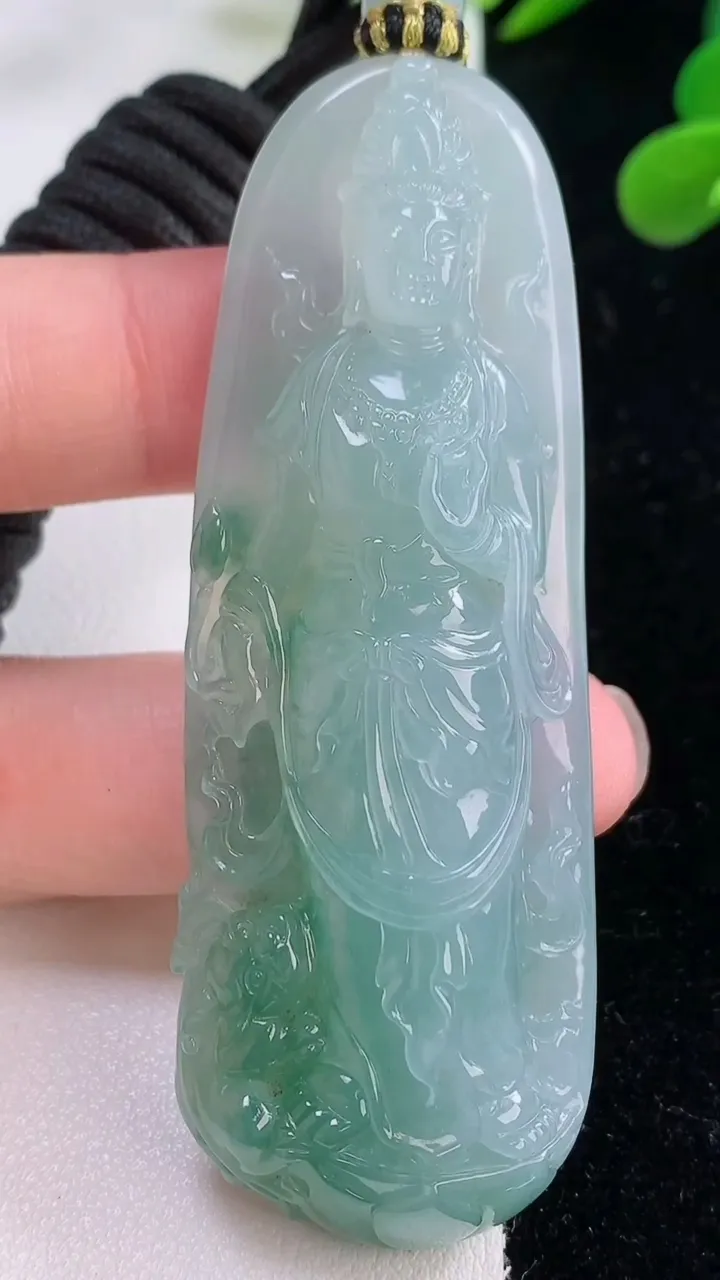 天然A货翡翠种飘花观音菩萨吊坠，尺寸70.7-25.2-11.6，重量:41.62g
11月25日