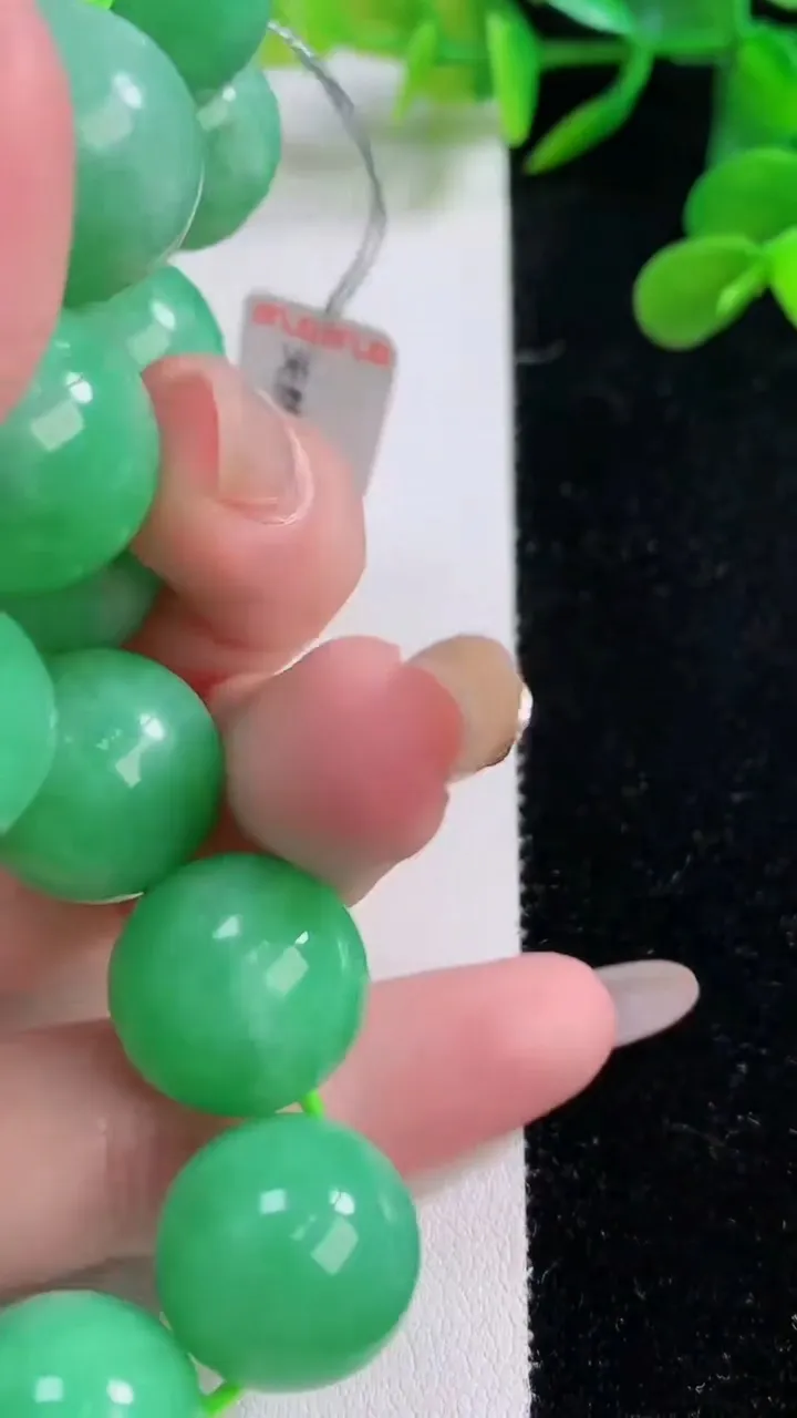 天然A货翡翠圆珠手串，尺寸16.4-13颗，重量:96.69g11月25日
工厂直销收藏佳品,种好水足，色泽均匀，有种有色，上手高大气！