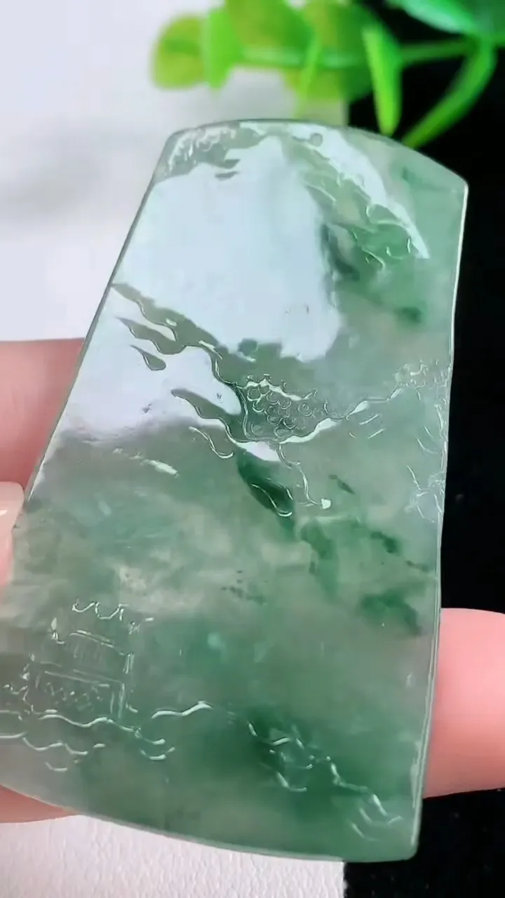 天然A货翡翠山水牌吊坠，尺寸59.8-34.5-4.3，重量:22.16g
11月25日