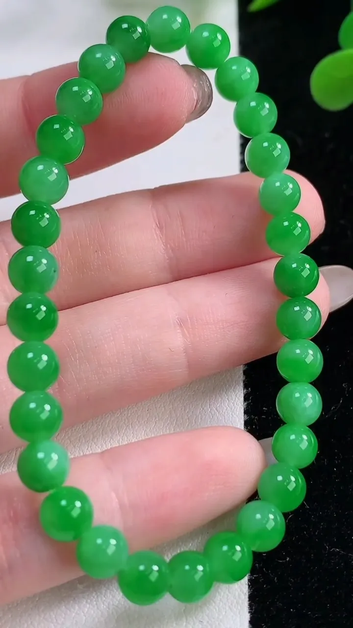 天然A货翡翠圆珠手串，尺寸5.8-30颗，重量:11.41g11月25日
工厂直销收藏佳品,种好水足，色泽均匀，有种有色，上手高大气！