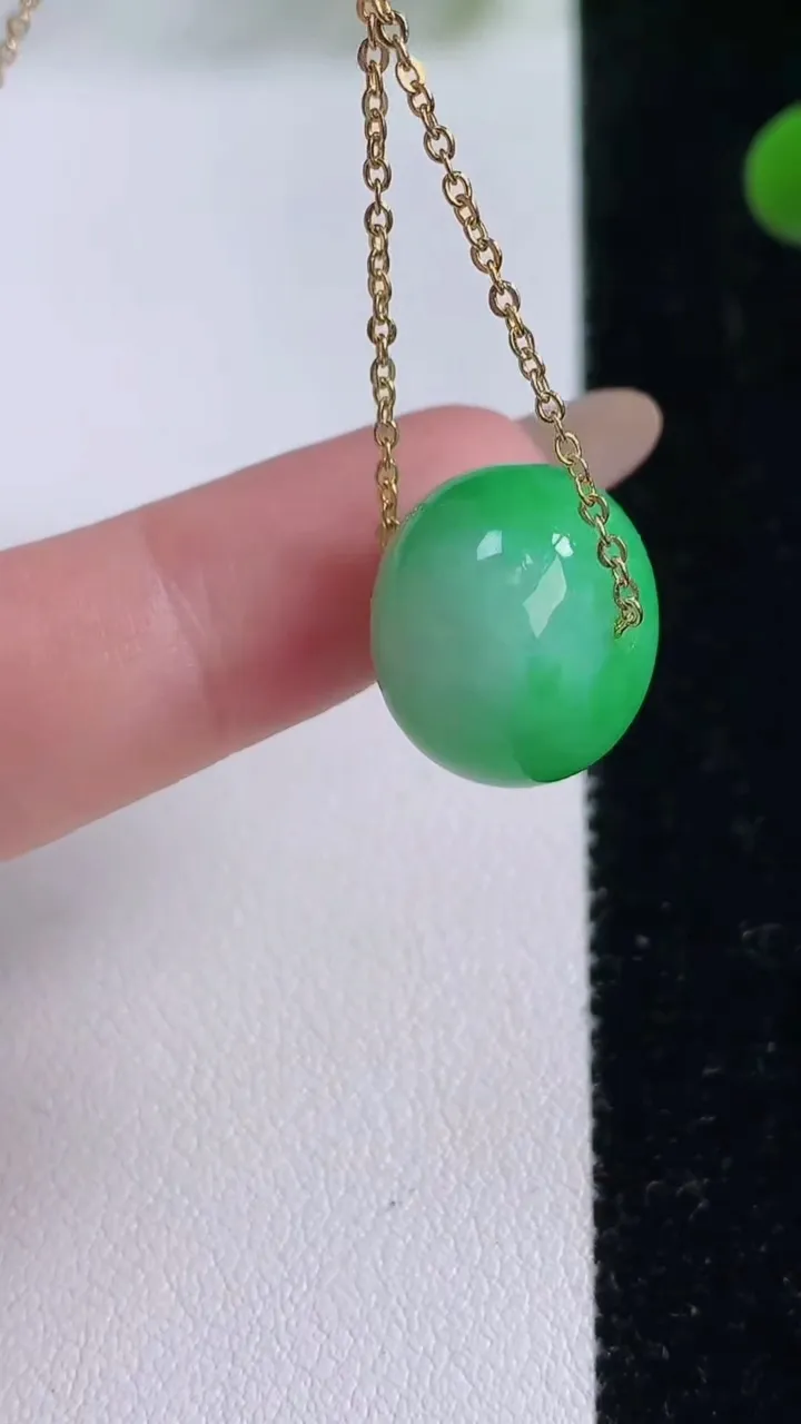 天然A货翡翠路路通吊坠，尺寸15.2-11.8，重量:8.45g
11月25日