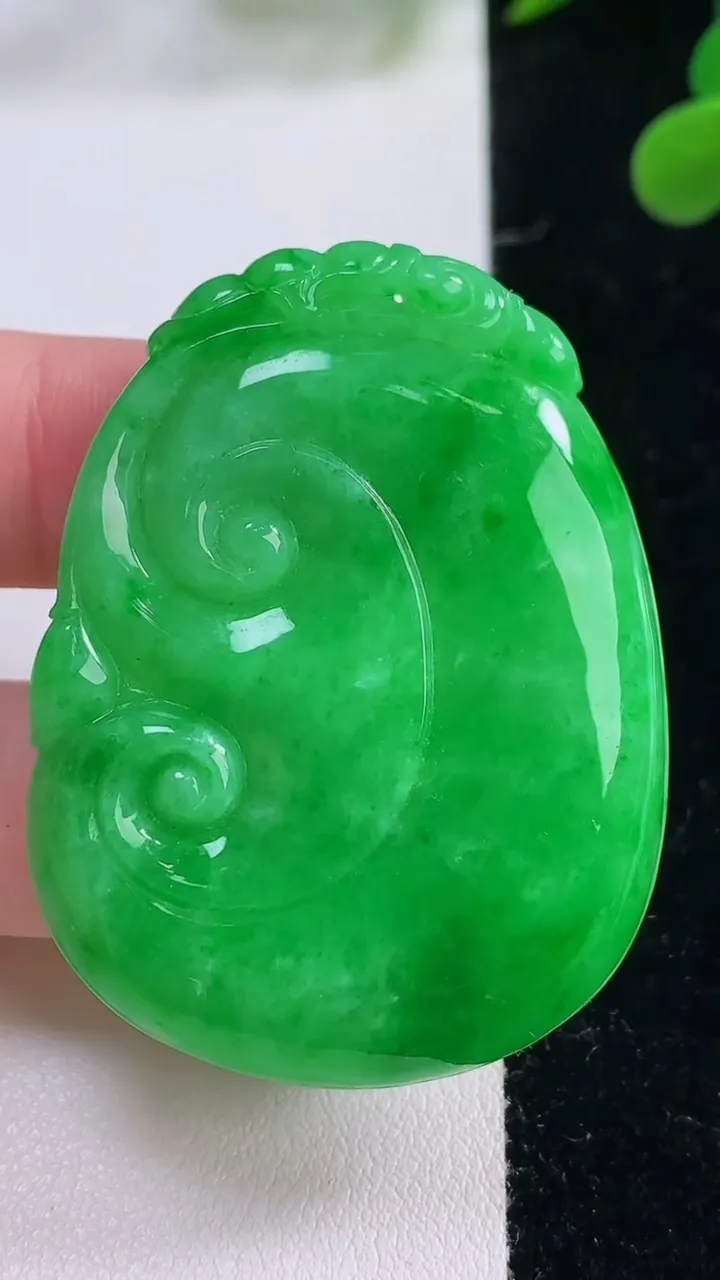 天然A货翡翠如意吊坠，尺寸48.8-37-5.3，重量:19.83g
11月25日