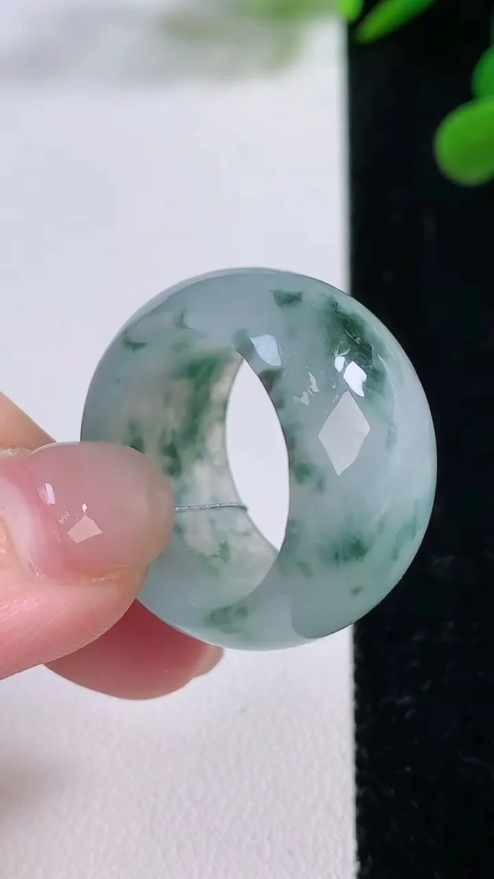 天然A货翡翠冰种飘花指环扳指，尺寸20.6-14.7-3.7，重量:13.37g2025年11月25日
工厂直销收藏佳品,种好水足，色泽均匀，有种有色，上手高大气！