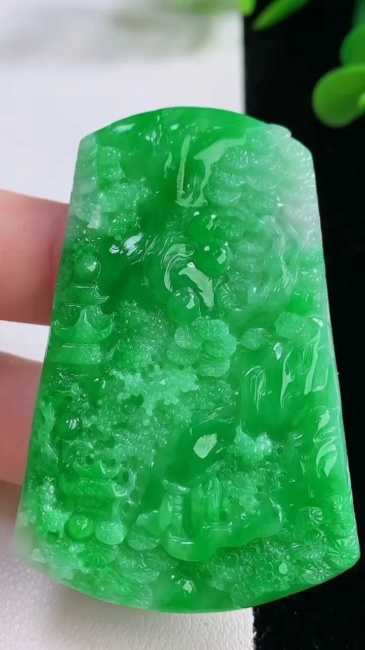 天然A货翡翠山水牌吊坠，尺寸59-39-5.2，重量:26.81g
11月25日