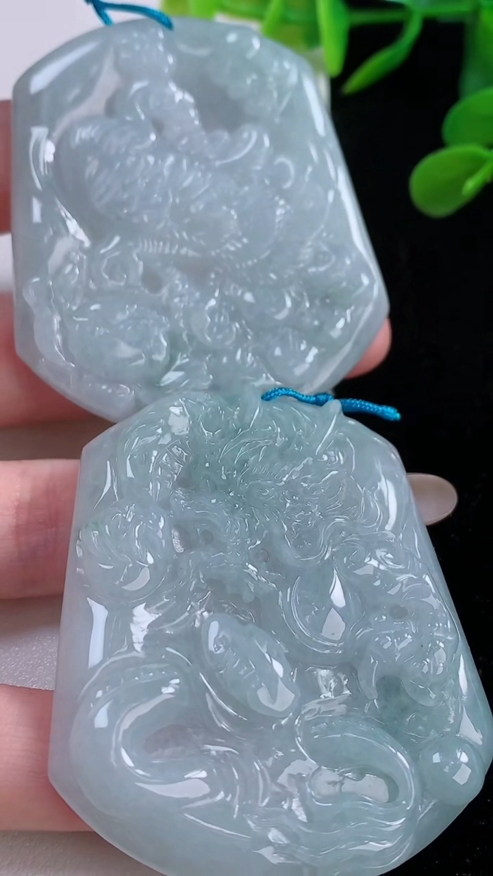 天然A货翡翠龙凤呈祥吊坠一对，尺寸54.3-46-5.2，重量:56.38g
11月25日