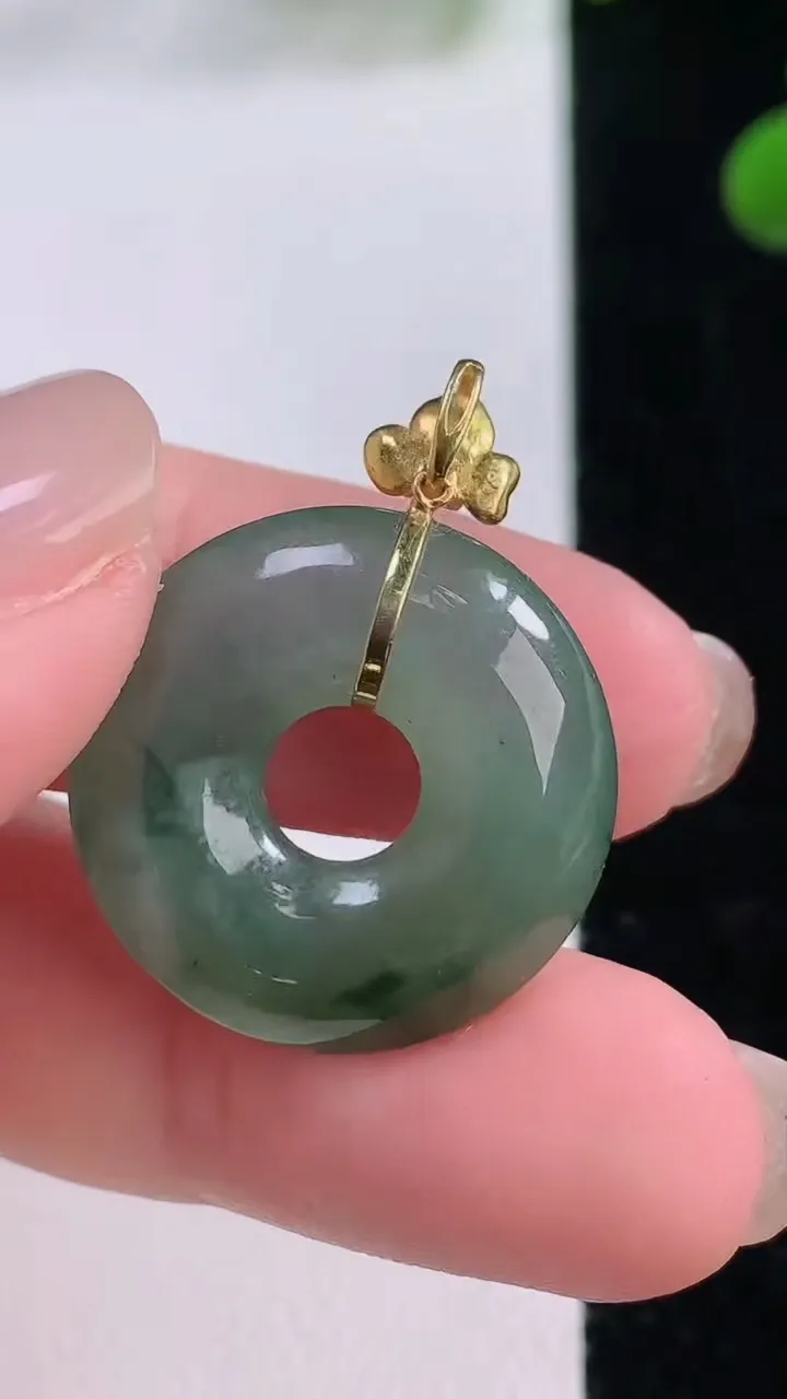 天然A货翡翠种飘花平安环吊坠，尺寸21.5-5.1，重量:4.67g
11月25日