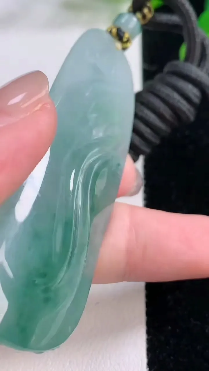 天然A货翡翠种飘花观音菩萨吊坠，尺寸70.7-25.2-11.6，重量:41.62g
11月25日