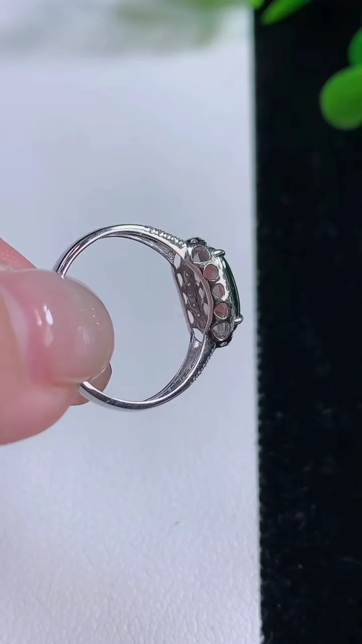 天然A货翡翠蛋面戒指，尺寸17.6-9.4-4.6-4.9，重量:1.65g2025年11月25日
工厂直销收藏佳品,种好水足，色泽均匀，有种有色，上手高大气！