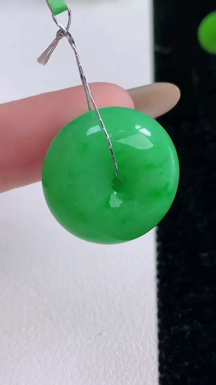 天然A货翡翠平安扣吊坠，尺寸20.3-10.5，重量:9.03g
11月25日