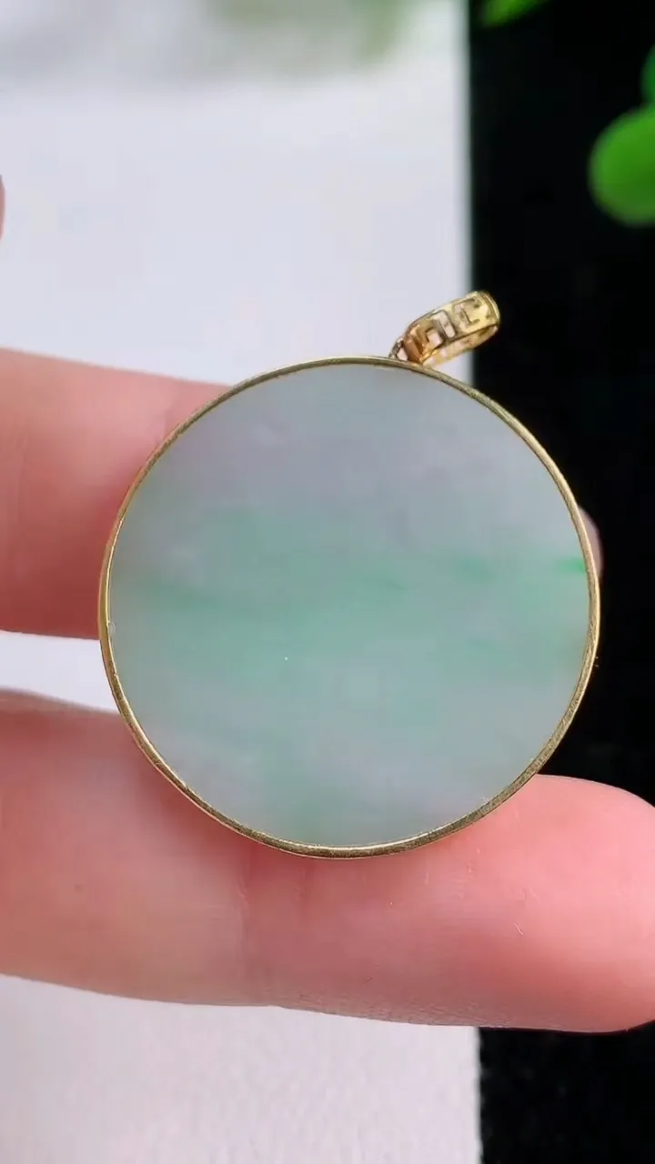 天然A货翡翠无事牌吊坠，尺寸26.8-2.8，重量:5.67g
11月25日