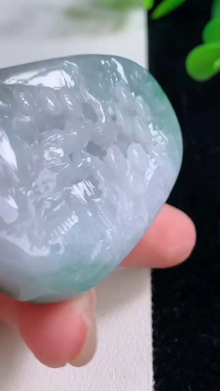 天然A货翡翠山水牌吊坠，尺寸52.5-40-16.8，重量:63.66g
11月25日