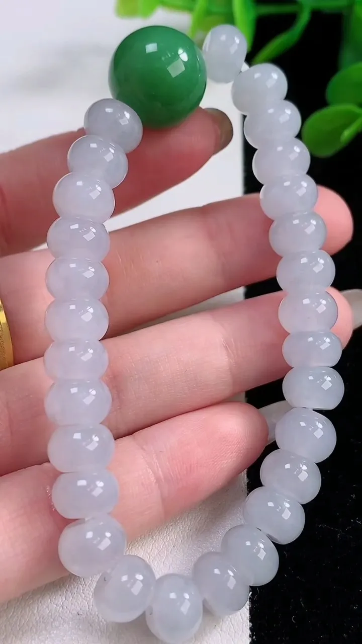 天然A货翡翠算盘珠手串，尺寸14.7-8.5-5.8-29颗，重量:31.90g11月25日
工厂直销收藏佳品,种好水足，色泽均匀，有种有色，上手高大气！