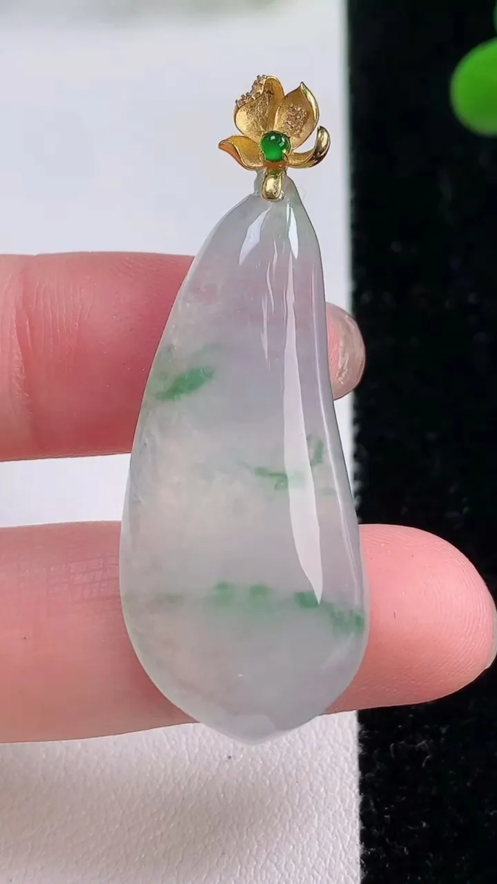 天然A货翡翠种飘花福瓜吊坠，尺寸37.5-17.4-6.5，重量:8.21g
11月25日