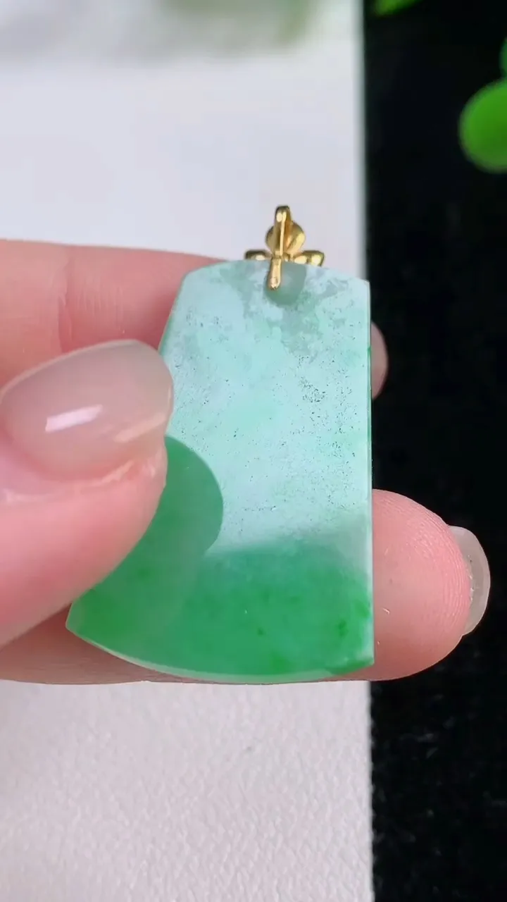 天然A货翡翠无事牌吊坠，尺寸31.2-19.6-2.3，重量:4.30g
11月25日