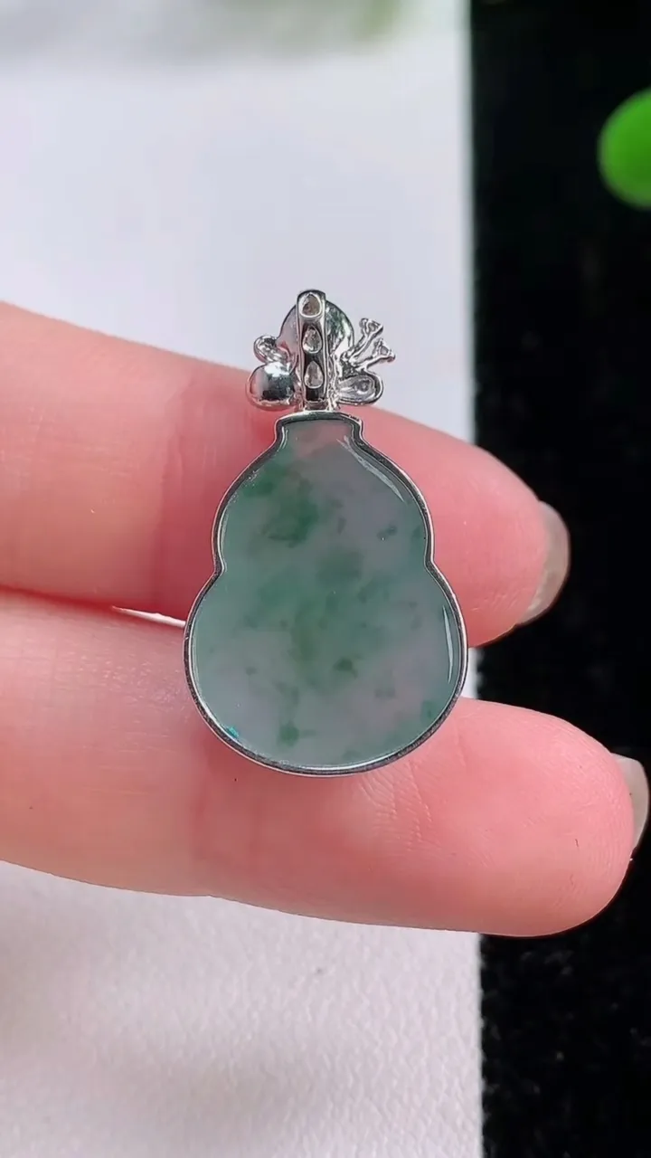 天然A货翡翠种飘花葫芦吊坠，尺寸20-15.2-4.9，重量:3.17g
11月25日