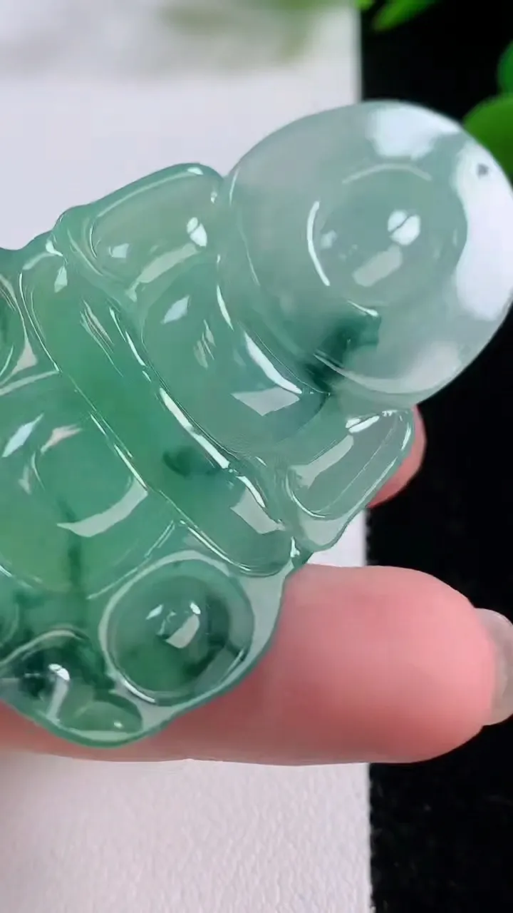 天然A货翡翠观音菩萨吊坠，尺寸59.4-36-5.3，重量:22.15g
11月25日