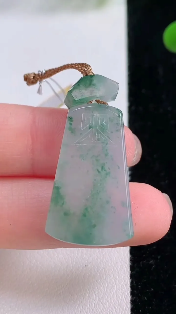 天然A货翡翠冰种飘花仿古无事牌吊坠，尺寸27.7-17.2-5.7，重量:8.51g
11月25日