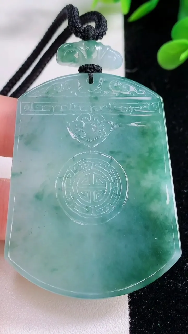 天然A货翡翠种飘花仿古无事牌吊坠，尺寸56.3-43-5.6，重量:44.37g
11月25日