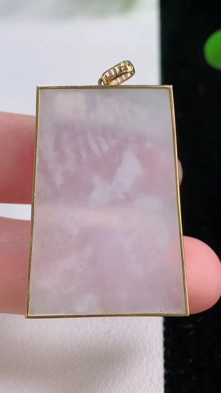 天然A货翡翠种白冰无事牌吊坠，尺寸36.6-25-2.5，重量:15.06g
11月25日