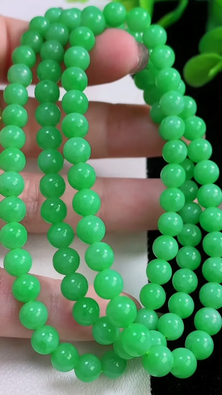 天然A货翡翠圆珠项链，尺寸6.2-99颗，重量:37.81g11月25日
工厂直销收藏佳品,种好水足，色泽均匀，有种有色，上手高大气！