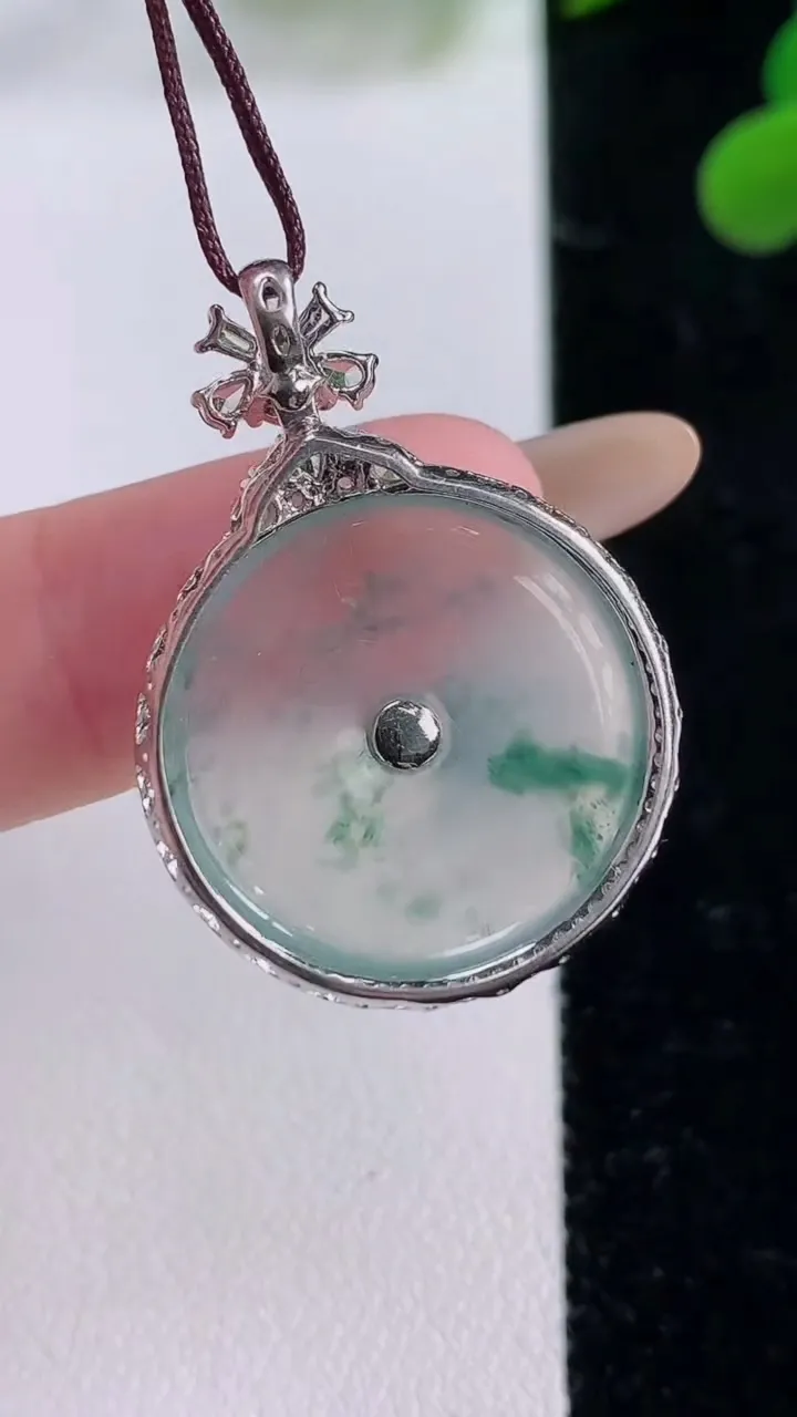 天然A货翡翠种飘花平安扣吊坠，尺寸31.3-22.3-7.2，裸石20重量:4.78g
11月25日