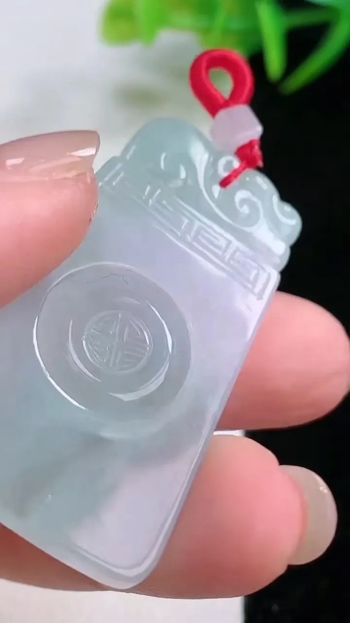 天然A货翡翠仿古无事牌吊坠，尺寸44.2-25.2-3.4，重量:10.82g
11月25日