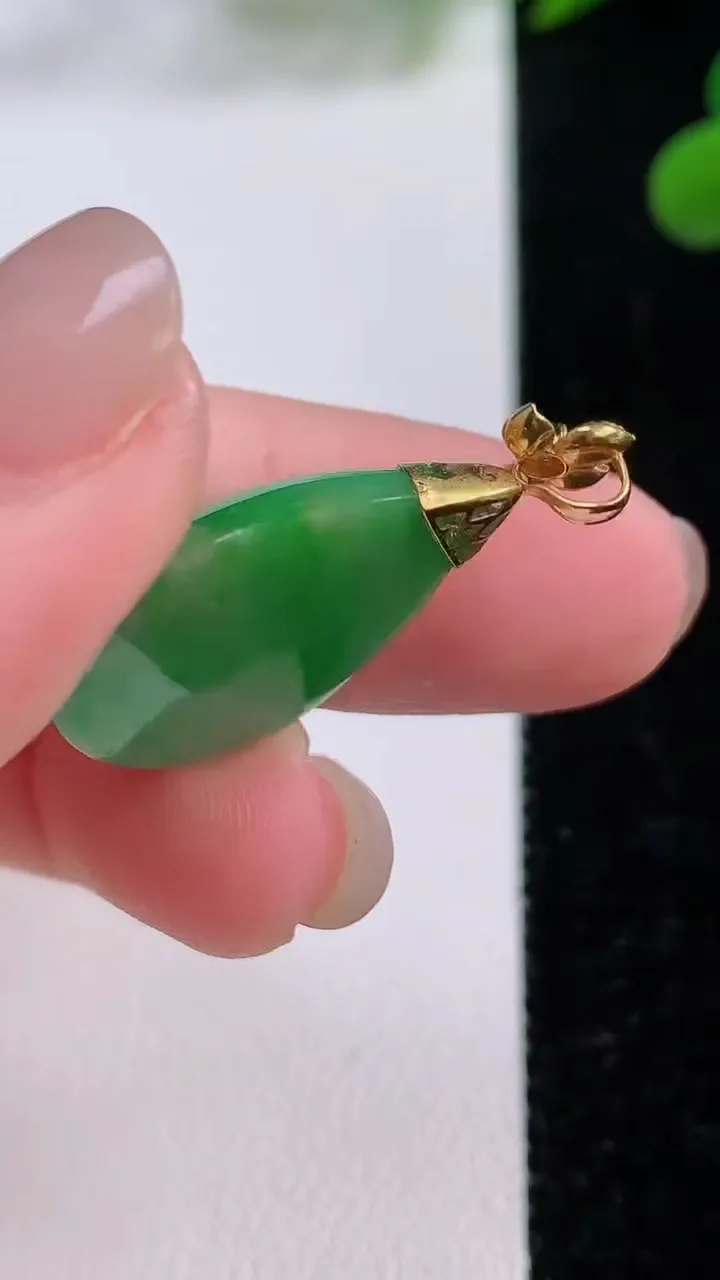 天然A货翡翠水滴吊坠，尺寸20.8-15.8-7.2，重量:4.24g
11月25日