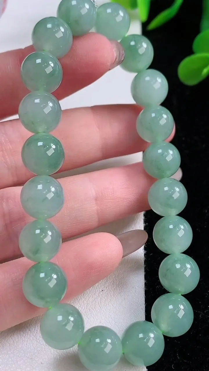 天然A货翡翠圆珠手串，尺寸9.1-20颗，重量:31.50g11月25日
工厂直销收藏佳品,种好水足，色泽均匀，有种有色，上手高大气！
