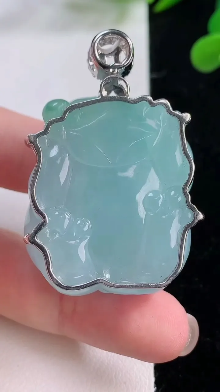 天然A货翡翠貔貅吊坠，尺寸39.5-30.4-20.6，重量:51.80g
11月25日