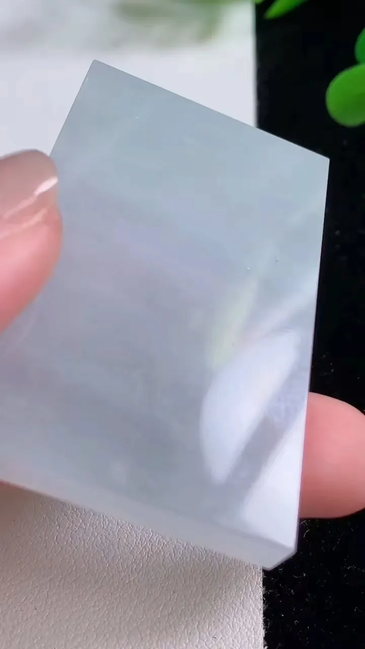 天然A货翡翠无事牌镶嵌件，尺寸54-35.8-5.7，重量:36.39g
11月25日