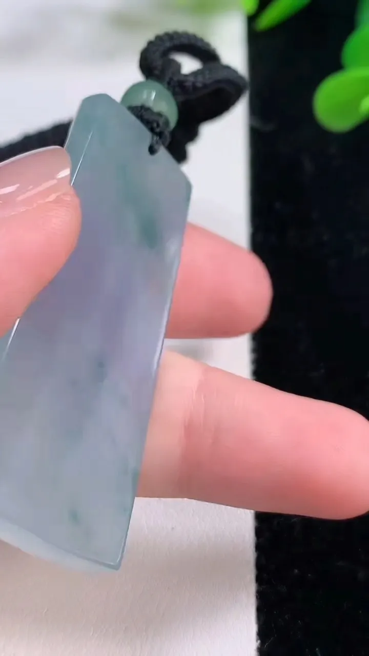 天然A货翡翠种飘花仿古无事牌吊坠，尺寸50.5-22.3-5.4，重量:22.17g
11月25日